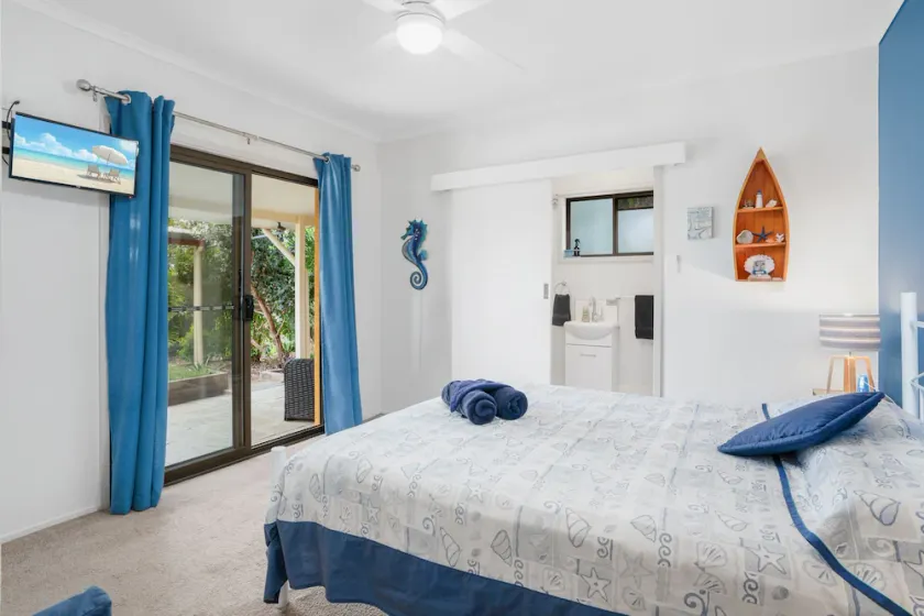 Country accommodation handy to town. Stunning rural views overlooking pool. - Image 1