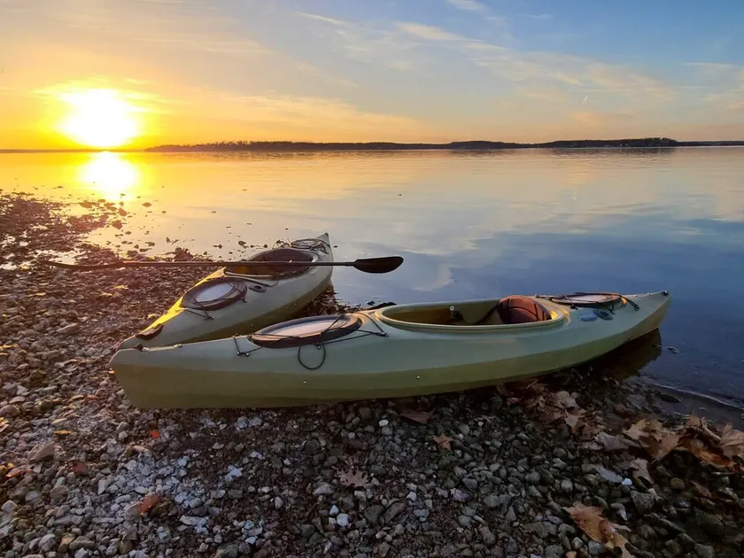 Lake Views & Fall Colors | Cozy Cottage + Kayaks - Image 1