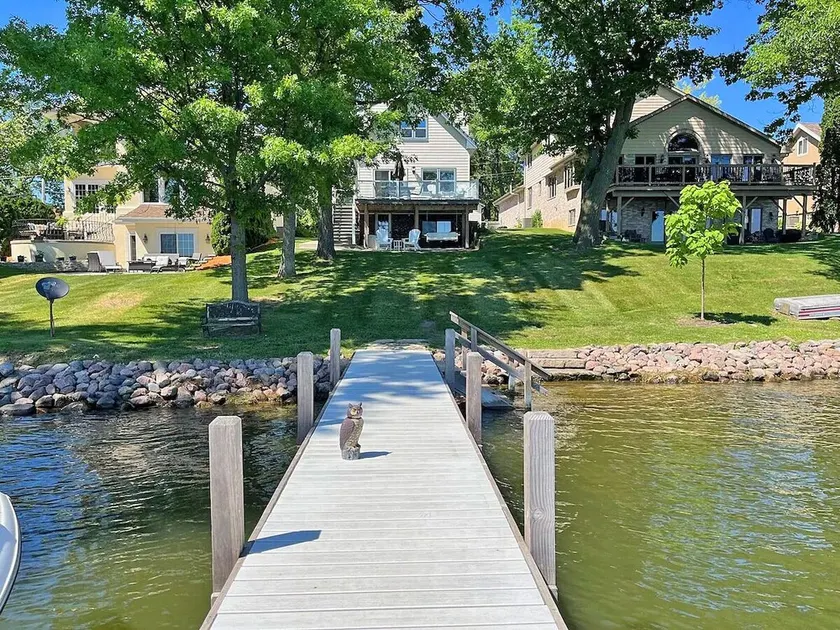 Pewaukee Lakefront Retreat: Sleeps 8,Private Pier: Rentable 13-Passenger Pontoon - Image 1