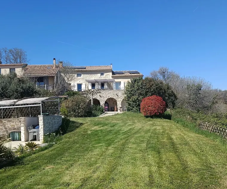 Grande casa antica, ristrutturata con gusto, con un'elegante piscina.<br> - Image 1