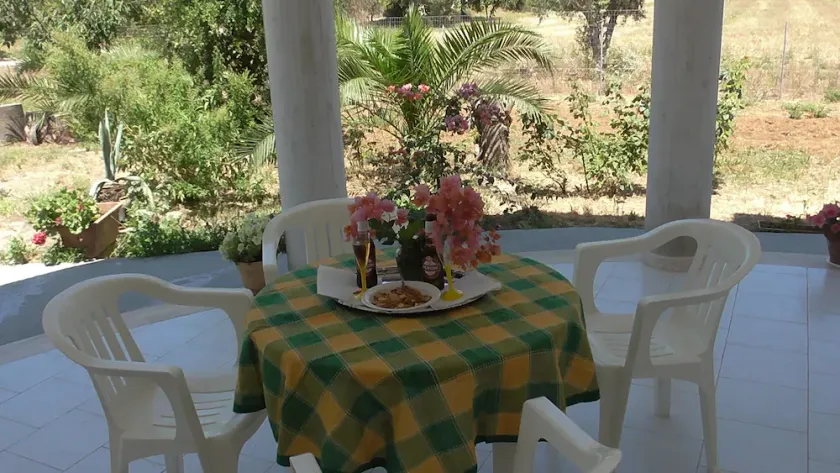 QUIET VILLA WITH 2500 SQM. FENCED GARDEN - Image 1
