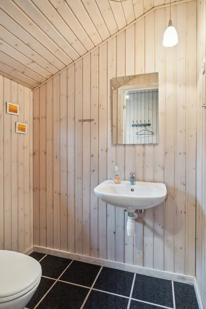 Exquisita casa vacacional apta para familias con sauna, barbacoa y jardín - Image 1