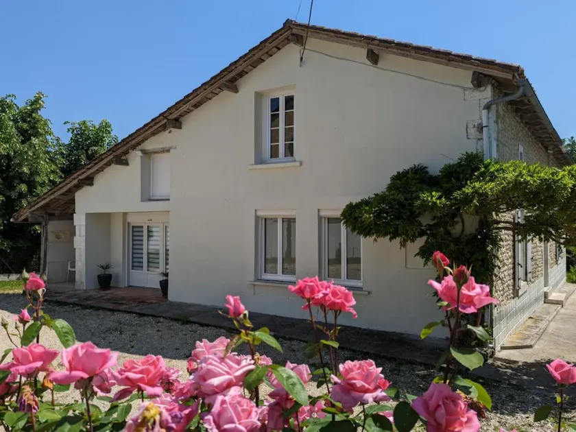 Maison en pierres rénovée avec jardin, terrasse, 3 chambres, proche village, nature paisible, équipements complets - Image 1