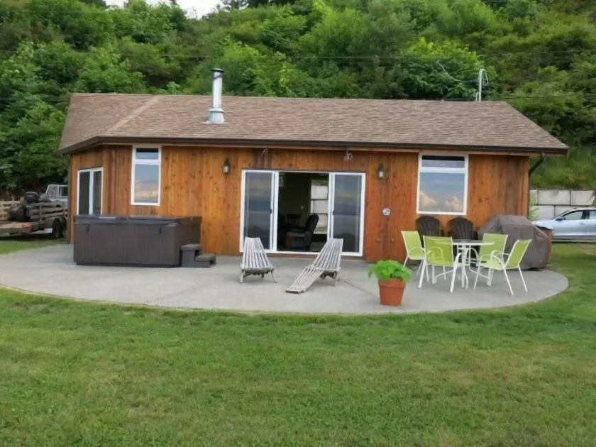 Courtenay Walk-On Oceanfront Cottage (A) at Udina Bay Vancouver Island - Image 1