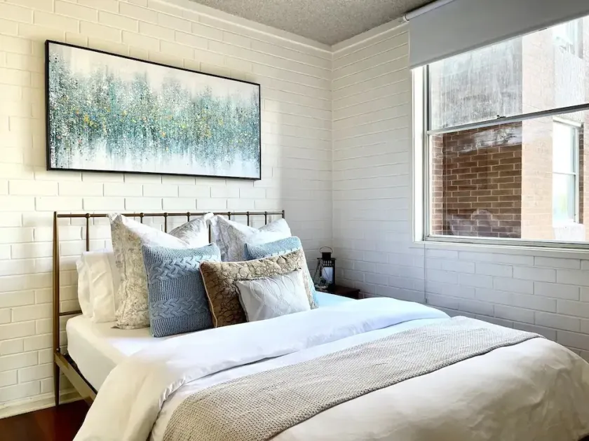 Beautiful 2 Bedrooms w Kitchen & Carpark 🌹 - Image 1