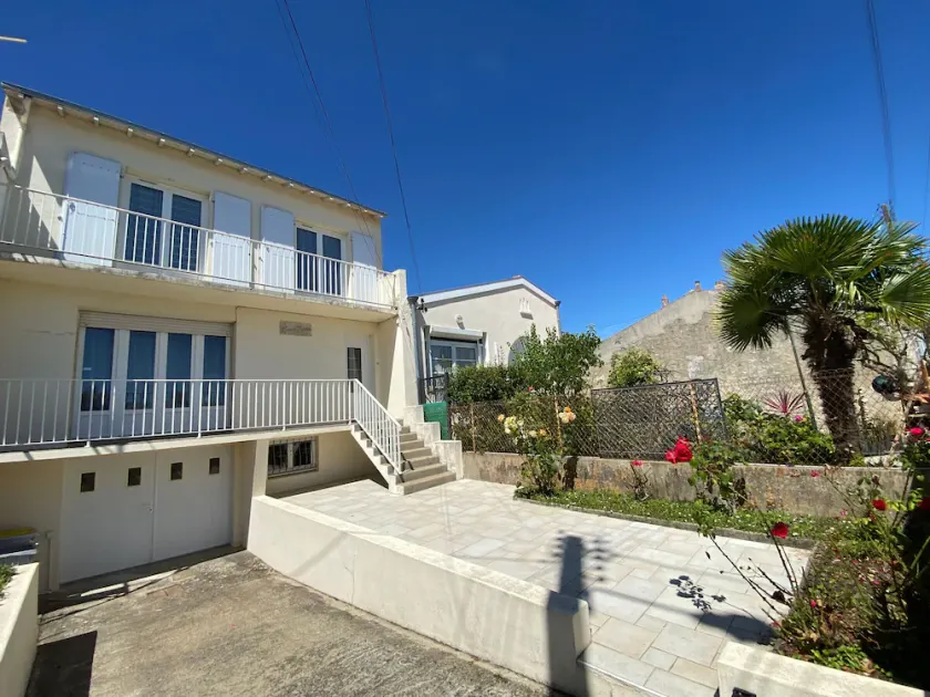 Maison de Ville à Fouras avec Jardin et Garage, Proche Plages - Image 1