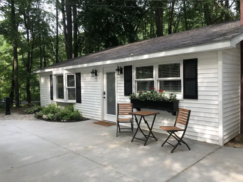 Hart Haven is the perfect place to relax and unwind. Comfortably decorated - Image 1
