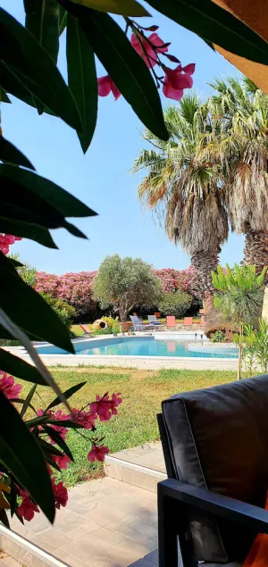 Chalet/Studio dans un parc privé avec piscine - Image 1