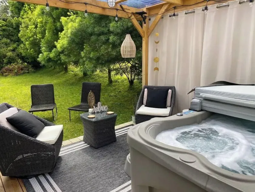 Cozy Rainforest Retreat with Private Hot Tub, 5 mins to Volcanoes Natl Park - Image 1