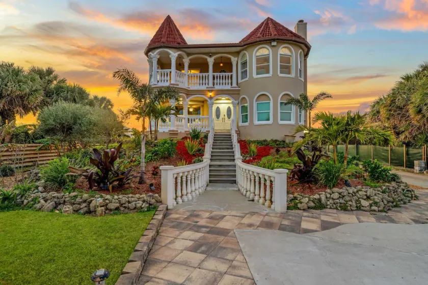 Castle, pvt pool, hot tub, beach, mini-golf, dock, fishing, ping pong - Image 1