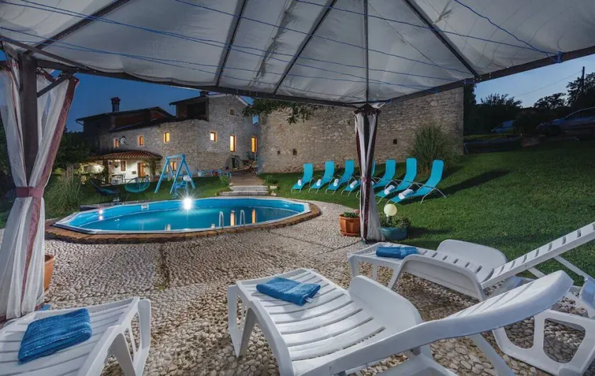 Casa vacanze a Klesari, piscina privata, giardino, parco giochi, ideale per famiglie - Image 1