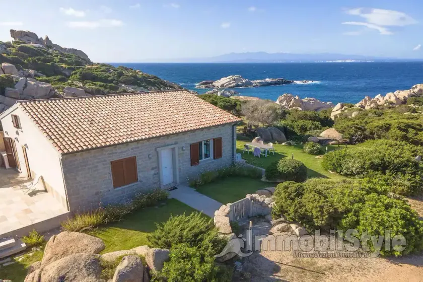 Exclusive Villa pied dans l'eau - Image 1