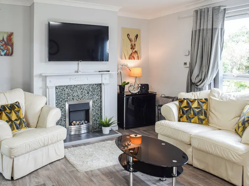 3 bedroom accommodation in Lochgelly - Image 1