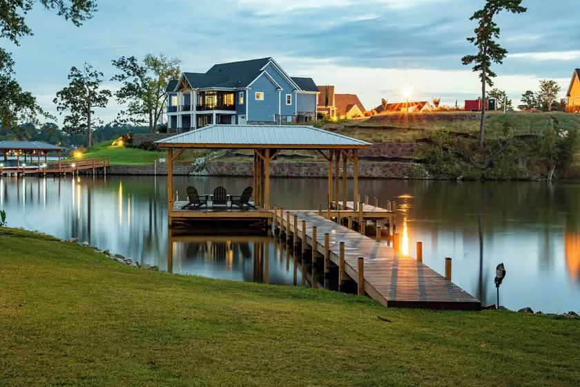 Lake front/kayaks/private dock/ firepit/game room w/ pool table/ sleeps up to 14 - Image 1