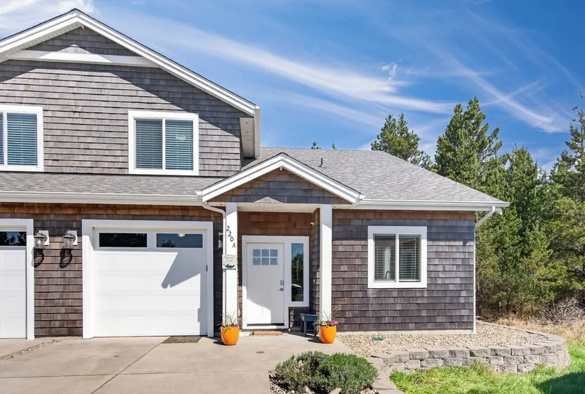 Short walk to BEACH ● 3 bedrooms w/TVs ● 2 KING beds ● Dogs OK ● Fireplace - Image 1