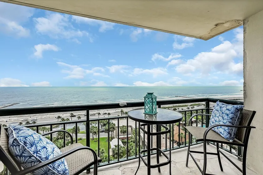 Seawall Perch ~ Luxurious Resort Life Beach Getaway 1bd/1.5bath - Image 1