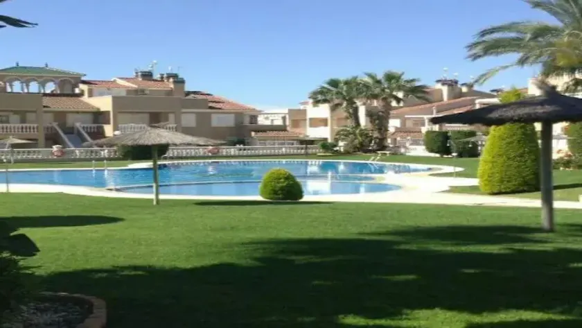 Inviting 2 Bed Apartment 5 Minutes To The Beach - Image 1