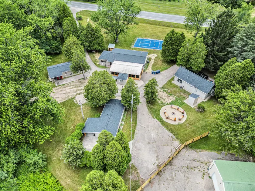 4-Cabins | Pickleball | Hot Tub | Sauna | Fire Pit | Heated atrium - Image 1