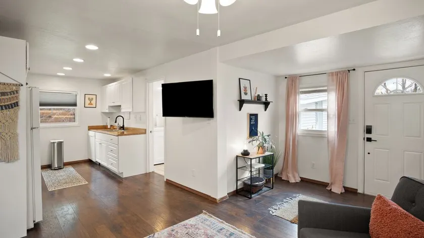 Downtown CDA Tiny House-Walk to the Lake - Image 1