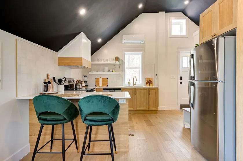 The Willow ⍋ | 1 Bed 1 Bath | 2nd Storey Suite - Image 1
