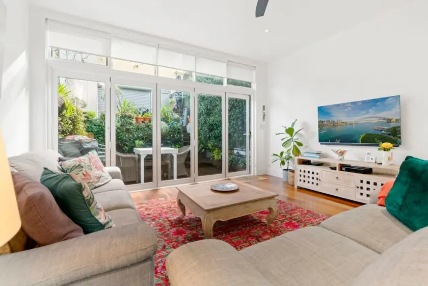 Bright Home in Trendy Newtown close to the Park - Image 1