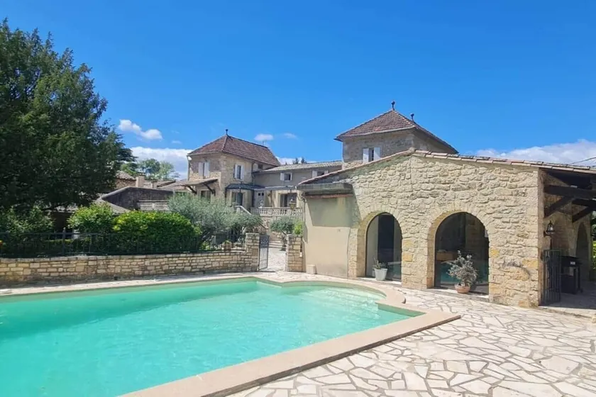 Magnificent mansion, swimming pool and park - Image 1