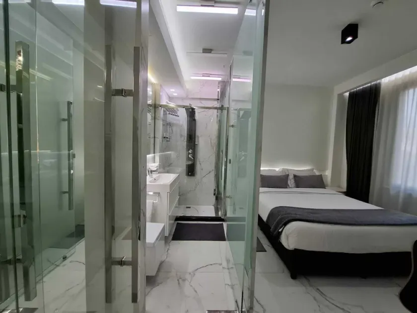 RB 466 Hotel - Image 1