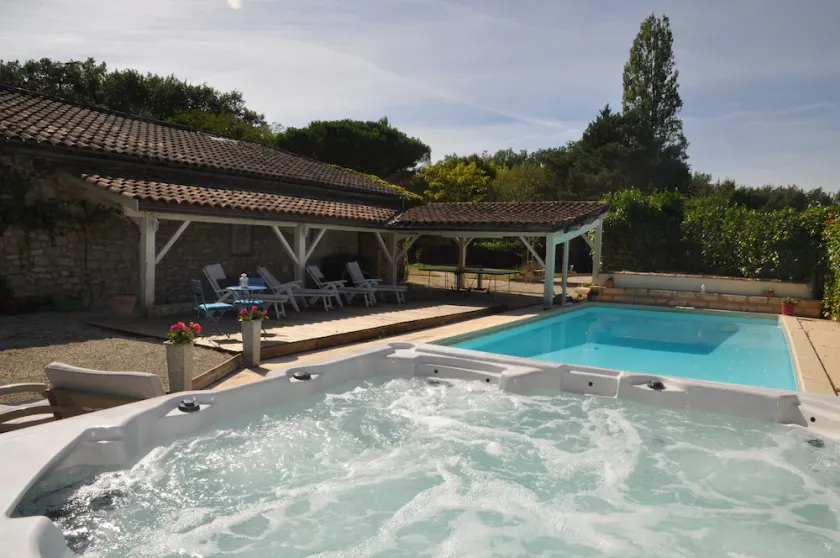 Country cottage with swimming pool and Jacuzzi - Image 1