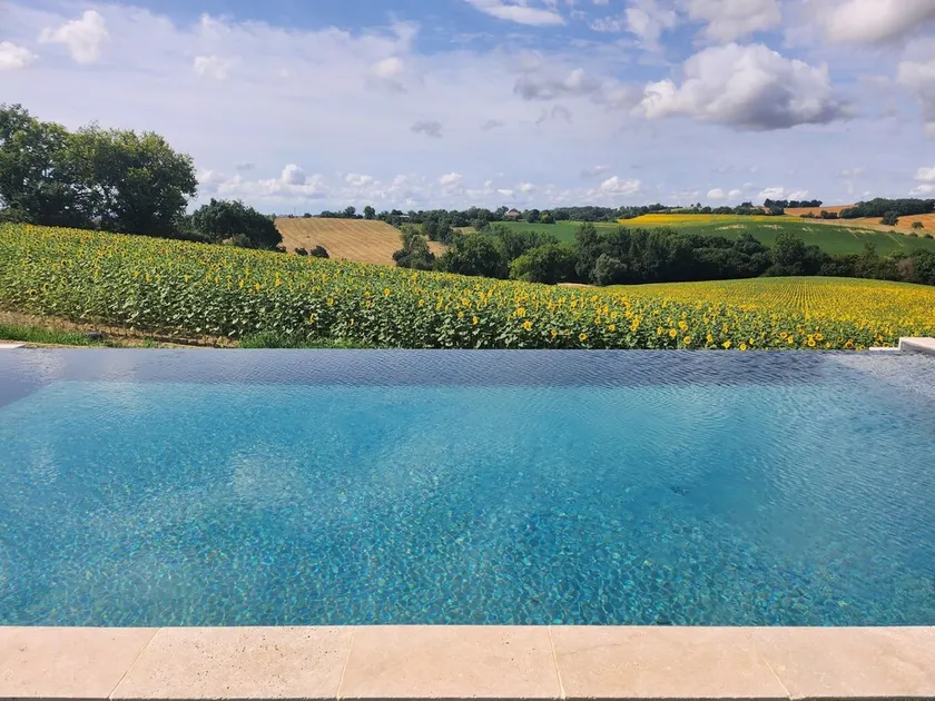 Gîte Les Hauts d’En Perrin avec piscine chauffée et vue montagne - Image 1