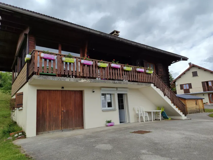 Chalet with fireplace (wood supplied) sleeps 10 (discount for stays of 3 nights or more) - Image 1