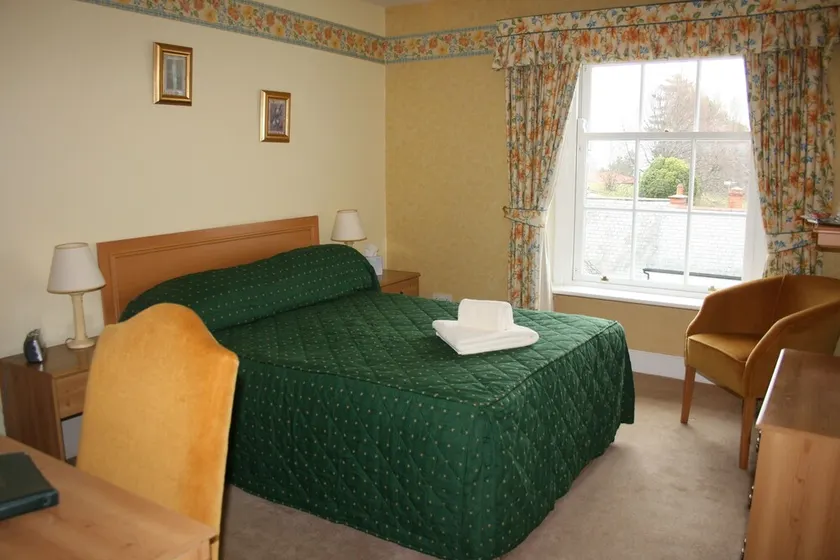 House - Sleeps 6 & paid off site parking available - Image 1