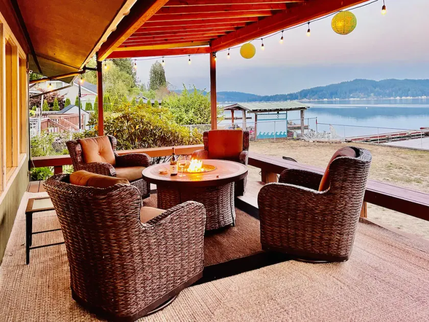 Union waterfront house with 2 king beds, kayaks, Wifi, next to Alderbrook Resort - Image 1