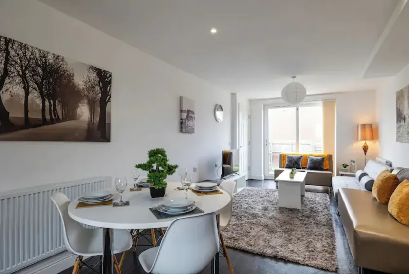 4 bed townhouse with rear garden and FREE parking - Image 1