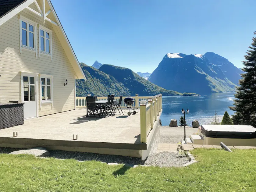 Spectacular Norwegian Fjord with unbeatable view, sauna and hot tub - Image 1