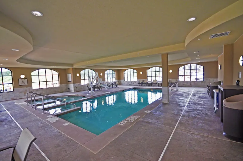 Gemütliche Suite mit 2 Schlafzimmern | Kostenloses Frühstück, kostenloses WLAN, Innenpool und Whirlpool - Image 1