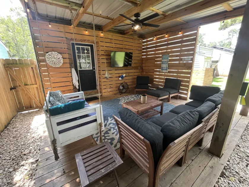 Covered patio, fenced back yard, open floor plan - Image 1