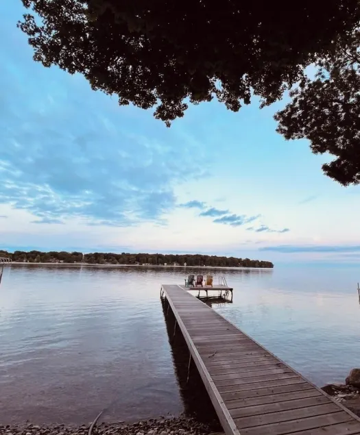 4 seasons waterfront cottage with hot tub on Lake Simcoe  - Image 1