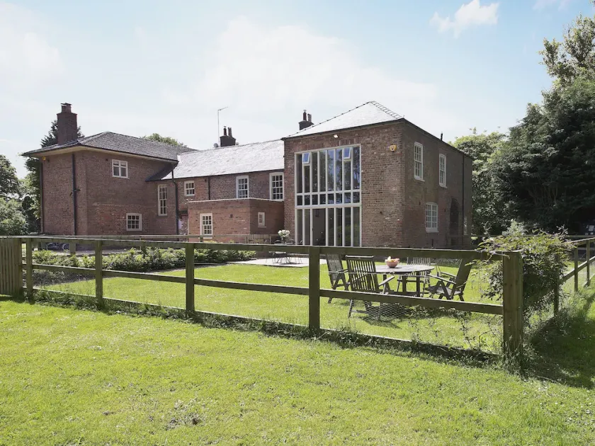 2 bedroom accommodation in Sutton Bridge, Spalding - Image 1