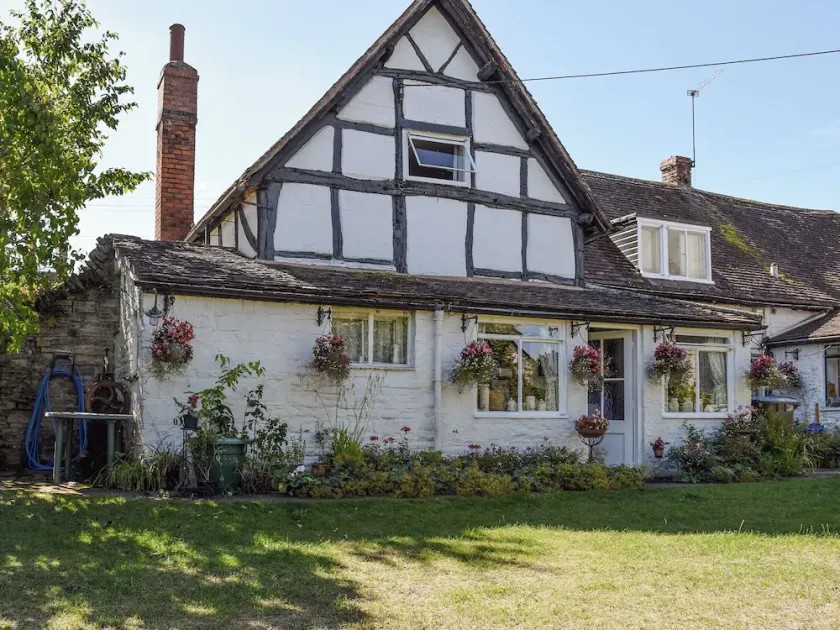 2 bedroom accommodation in Barton - Image 1