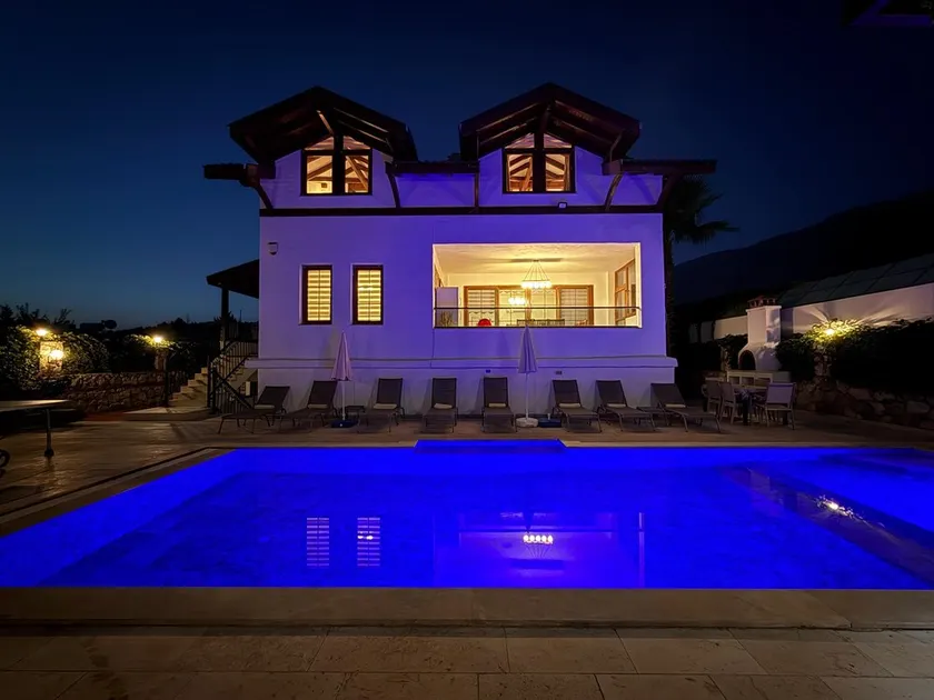 5 Bedrooms, heated pool, pool table, table tennis, bbq & wifi. - Image 1