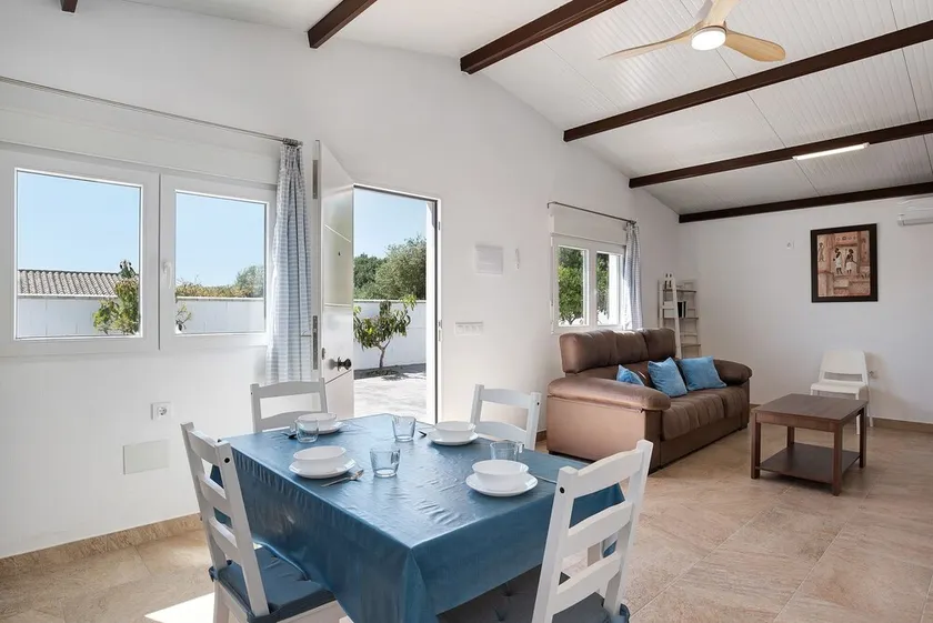 Holiday Home \"Naranjos\" with Private Garden & Wi-Fi - Image 1
