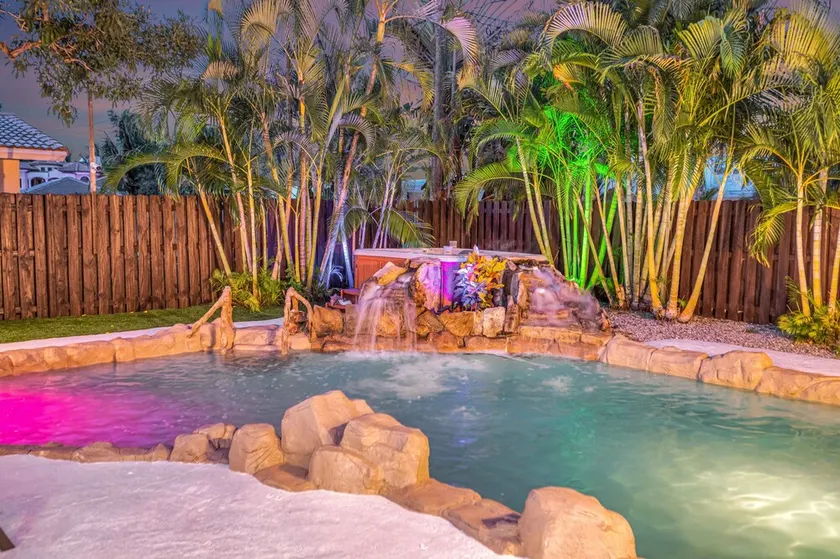Sunny Florida Escape: Private Heated Pool, Hot Tub, Putting Green, Beach Nearby! - Image 1