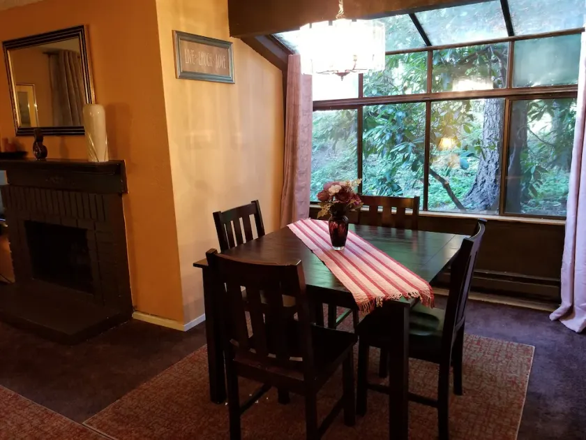 Lovely One bedroom condo with indoor fireplace. - Image 1