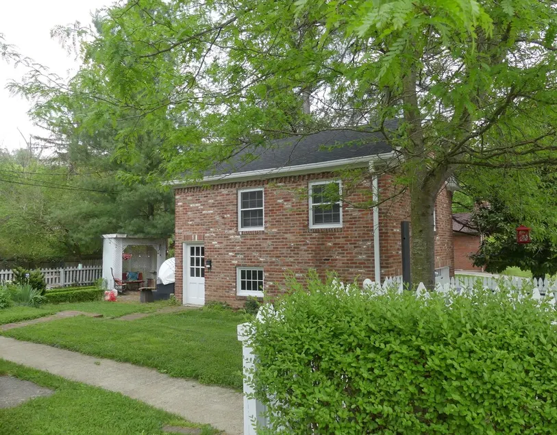 Cozy Urban Loft Near Downtown Frankfort - Image 1