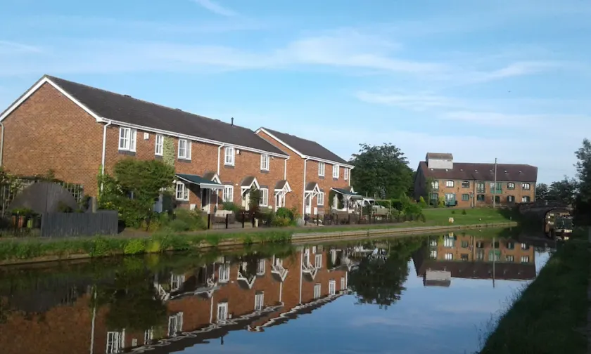 Frente al Canal de la Unión de Shropshire - Image 1