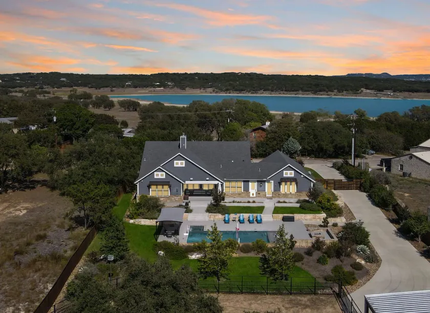 Tres A Lake Retreat - Image 1
