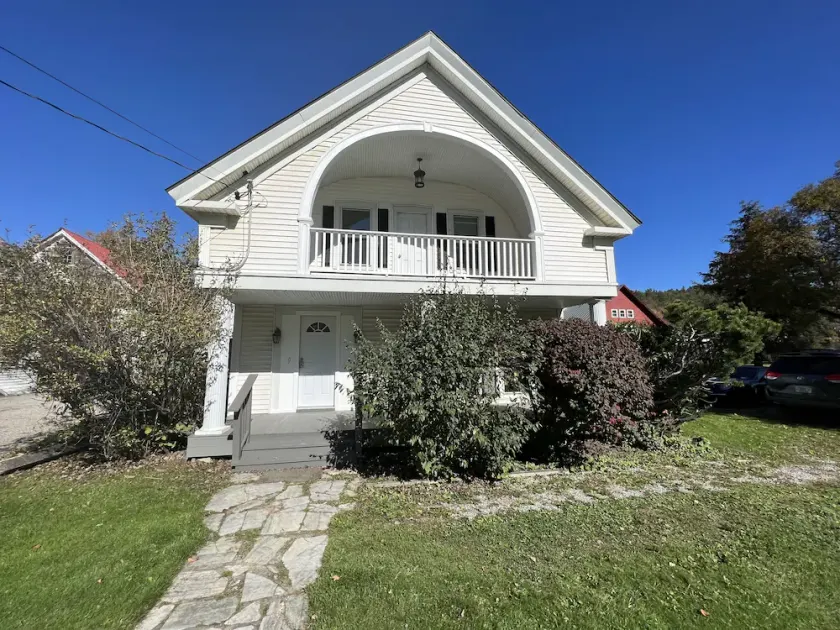 Modern 7Bd/3Ba Mountain Chalet w/ Hot tub, 3 minutes from Okemo - Image 1