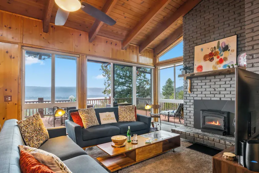 Lakeview Lodge by AvantStay - Image 1