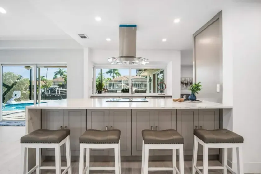 Luxury Modern Waterfront 3BR Villa for 8, Heated Pool, Walk to Beach, Top Dining - Image 1