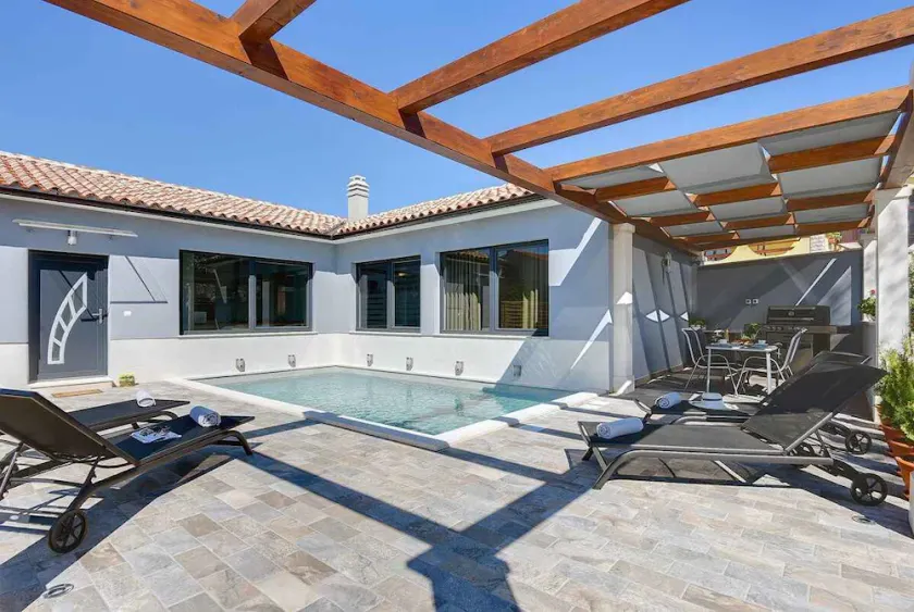 Villa com piscina, terraço ao sol e Wi‑Fi - Image 1